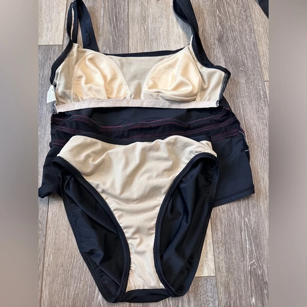 #4) 🏖️Speedo swim set size: Top-12 bottom-10  black with pink under chest